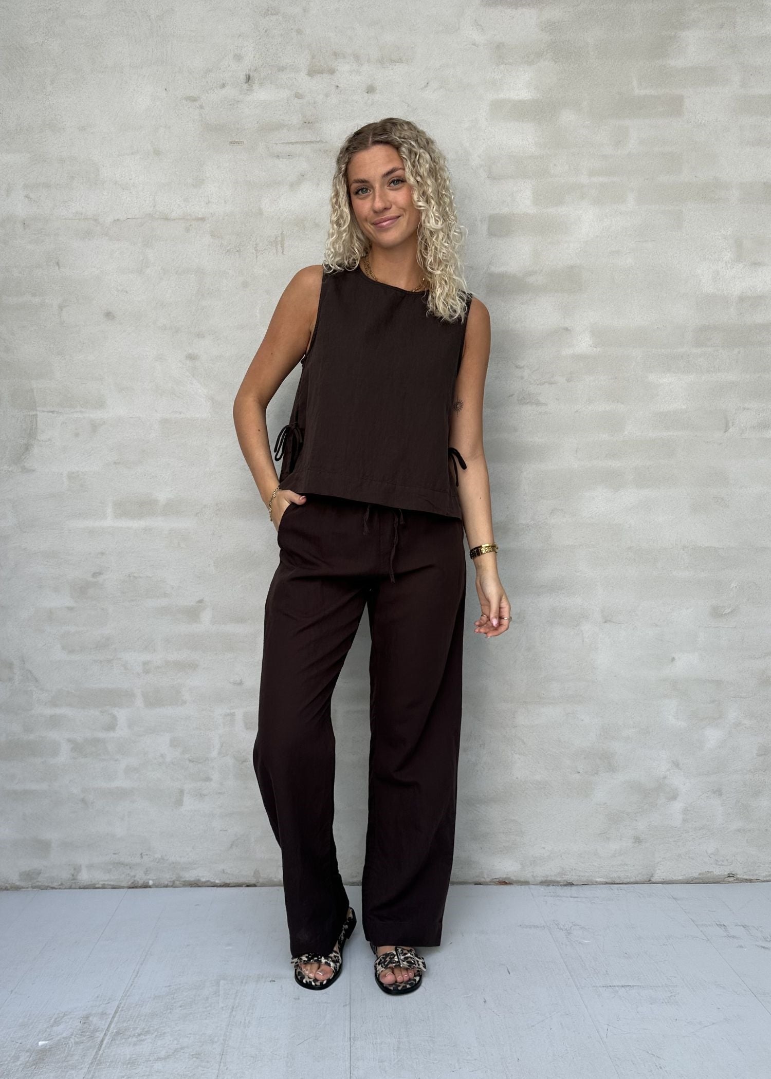 Neo Noir Svetlana Dark Brown Linen Crop Top – Side Tie Round Neck Sleeveless | Women