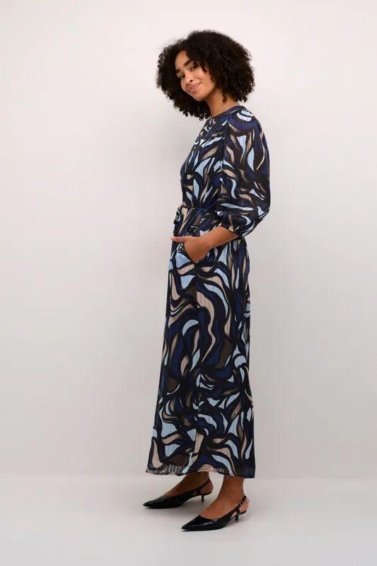 Kaffe Curve KCMarga Blue Grey Abstract Graphic Maxi Dress – Round Neck Tie Waist 3/4 Puff Sleeves | Women